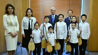 Китайские дети сыграли на домбре для Токаева