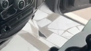 Водитель постелил кафельную плитку в салон вместо ковриков