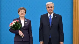 Токаев наградил слесарей, сварщиков и машинистов