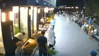 Женщина разгромила инновационный общественный туалет на Арбате в Шымкенте