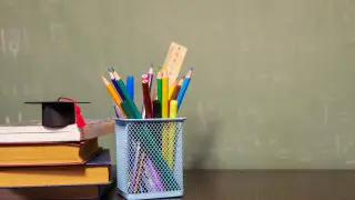 Родители в Атырау требуют наказать учительницу за мошенничество