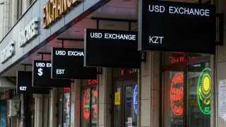 Астана и Алматы навсегда прощаются с уличными табло валют: кадры