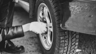 Смертельный наезд. Двух парней сбили во время замены колеса на трассе под Астаной