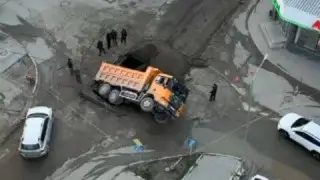 Грузовой автомобиль провалился под землю на перекрестке в центре Семея