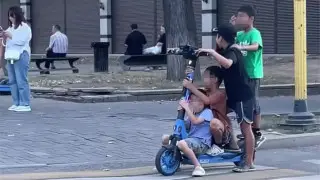 “Рекорд побит“: четверо детей, ехавшие по дороге на арендованном самокате, попали на видео в Алматы