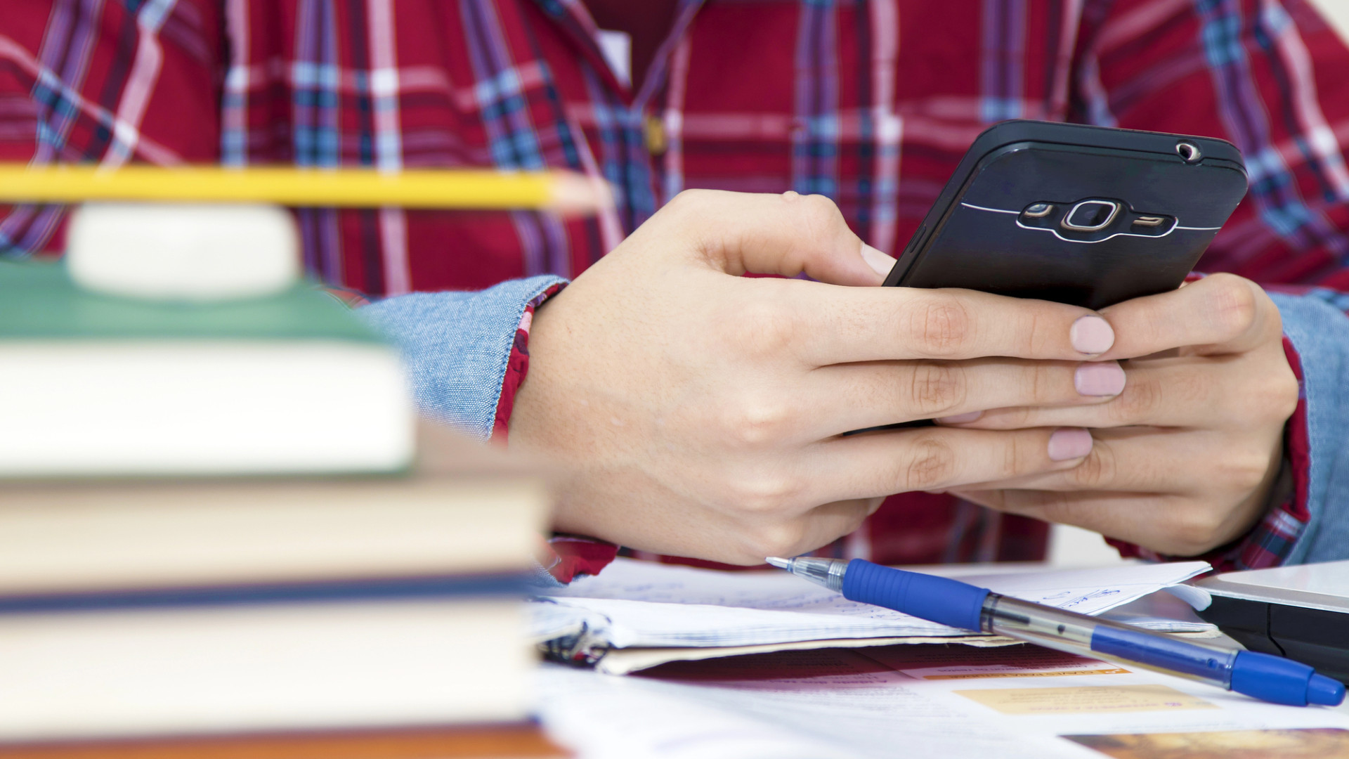 “Смартфоны мешают детям учиться и дружить“ - новое ограничение предложили ввести в школах депутаты