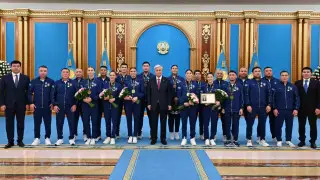 За историческую победу: Президент наградил спортсменов и наставников