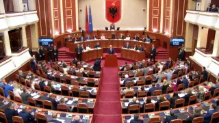 Премьера Албании закидали бутылками после речи ИИ-министра