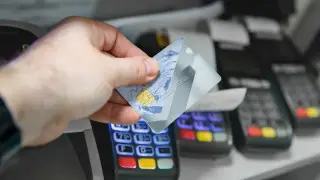 Россиян вызывают в полицию из-за казахстанских банковских карт