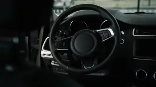 Почему в салоне машины пахнет бензином: эксперт назвал причины