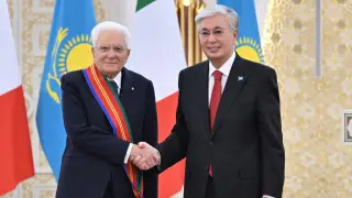 Токаев наградил орденом президента Италии