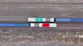 “Исторический момент“. Токаев запустил вторую линию важной железной дороги