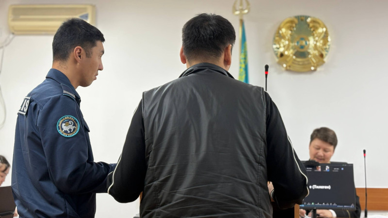 Ильяс Сариев попросил не показывать его лицо в суде / Фото Tengrinews.kz / Ақбота Сіләм