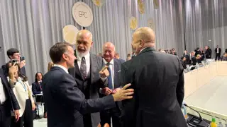 “Вы должны извиниться“. Премьер Албании пошутил над Трампом перед Макроном и Алиевым