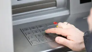 Пенсионер из Степногорска потерял 5,7 миллиона тенге на “инвестициях“