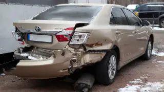 Взял в аренду - вернул разбитой: казахстанцу придется заплатить за сломанную Toyota Camry