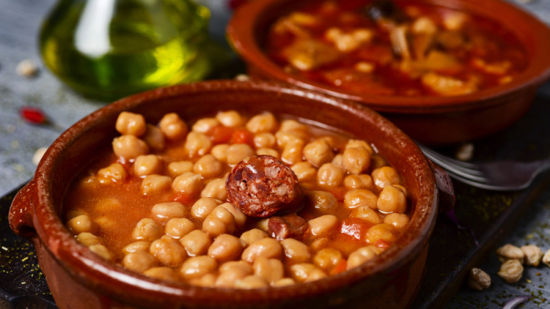 Нут, тушеный с фасолью и помидорами. Фото: depositphotos.com