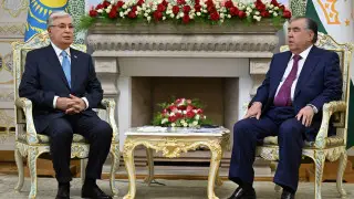 Президент Токаев поздравил Эмомали Рахмона с днем рождения