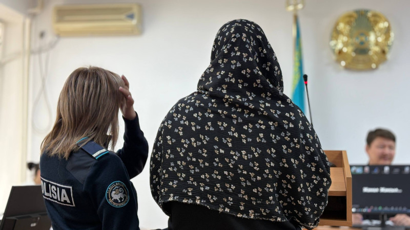 Актоты Дуйсеева попросила не показывать её лицо в суде / Фото Tengrinews.kz / Ақбота Сіләм