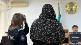 “Тратил деньги на азартные игры“: обвиняемая выступила в суде над “казахским Робин Гудом“