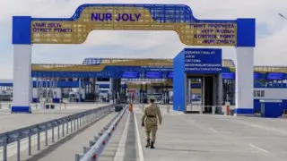 На границе Казахстана и Китая образовались очереди: что происходит, пояснили в КГД