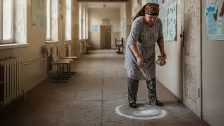 Казахстанку оштрафовали за ритуал с солью в школе