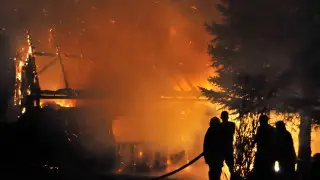 Четверо детей оказались в горящем доме в ВКО, двух малышей спас сосед