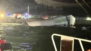 Самолет соскользнул в море в Гонконге - два человека погибли