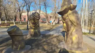 “Три фигуры вызвали скандал“: карагандинцы обсуждают странное преображение скульптур