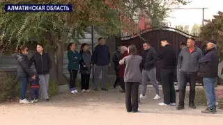Жители села в Алматинской области возмущены строительством общежития вплотную к их домам