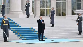 Президент Казахстана принял участие в церемонии поднятия Государственного флага