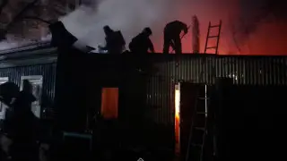 Пожар охватил ночью частный сектор Семея, сгорели несколько домов