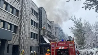 В Алматы в микрорайоне Самал горит административное здание: видео