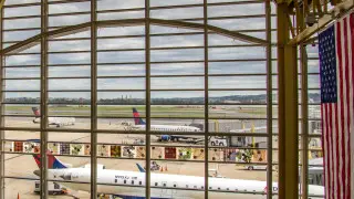 Более 2 тысяч рейсов задержали и почти 900 отменили в США