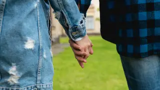 “Мужчины могут гулять, взявшись за руки“ – депутат ответил на вопрос о пропаганде ЛГБТ