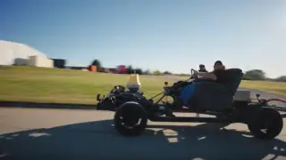 Блогер поставил диван на колеса и оснастил V8: едет, светит и даже с торшером