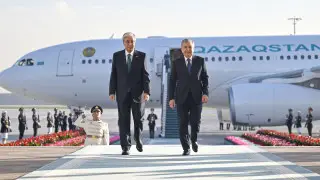 Президент Узбекистана встретил Токаева в аэропорту