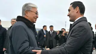 Токаев встретил в аэропорту президента Туркменистана