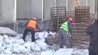 Строители упали с высоты 5-го этажа в Астане: врачи рассказали об их состоянии