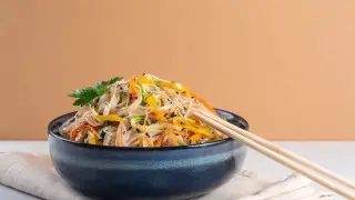 4 простых и вкусных салата с фунчозой, которые легко приготовить дома