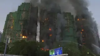 Крупный пожар охватил жилые дома в Гонконге, погибли 13 человек