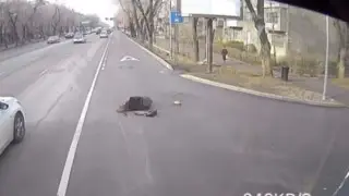 Водитель автобуса в Алматы отвлёкся на телефон и сбил девушку: видео