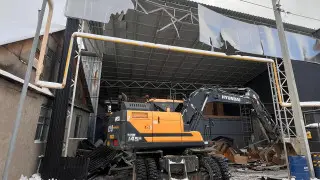 Ещё одно здание сносят в Алматы