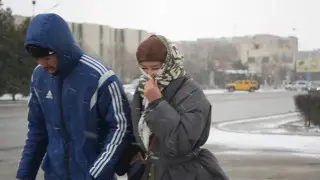 Жители Актау жалуются на химический запах: экологи провели проверку