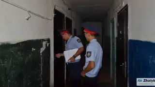 В Атырау в квартире обнаружили тело мужчины, пролежавшее там 21 день