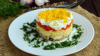 Рецепты салата “Мимоза” на Новый год: классический рецепт и три необычных варианта