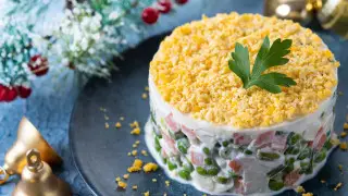 Рецепты “Нежного“ салата на Новый год: классический и 4 необычных варианта