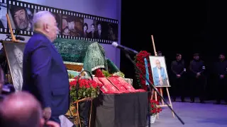 Тысячи казахстанцев пришли проститься с актёром Асанали Ашимовым в Алматы