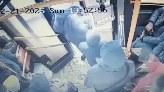 Алматинка выпала из автобуса и сломала позвоночник