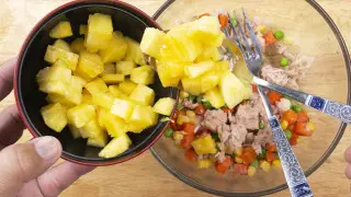 Салат с курицей и ананасами: 3 простых рецепта для праздничного стола